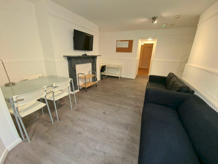 2 Bedroom Flat To Rent In Regent Park Terrace, Leeds, LS6