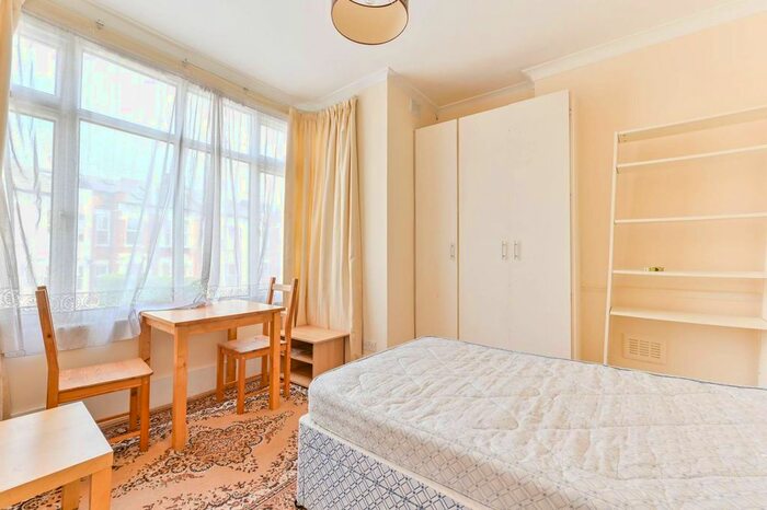 Studio To Rent In Fortis Green, East Finchley, London, N2