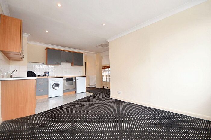 2 Bedroom Flat To Rent In Woodside Road, Amersham, HP6