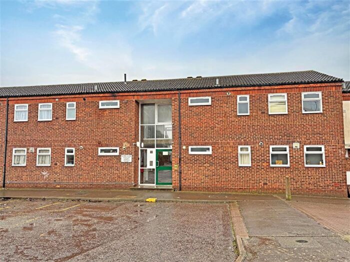 2 Bedroom Flat For Sale In Glebe Close, Great Wakering, Southend-On-Sea, SS3