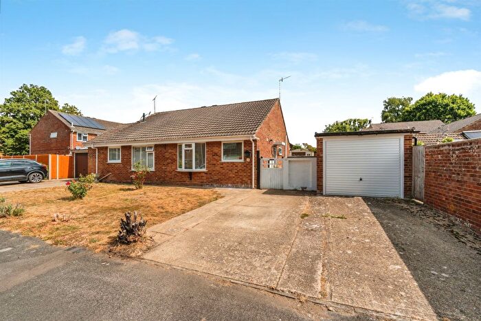 2 Bedroom Semi-Detached House For Sale In Caledonia Drive, Dibden, Southampton, SO45