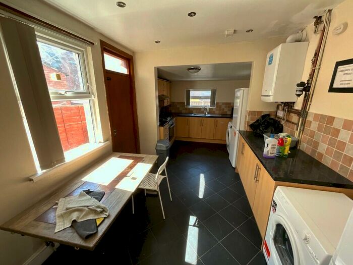 5 Bedroom Semi-Detached House To Rent In Albert Grove, Nottingham, Nottinghamshire, NG7