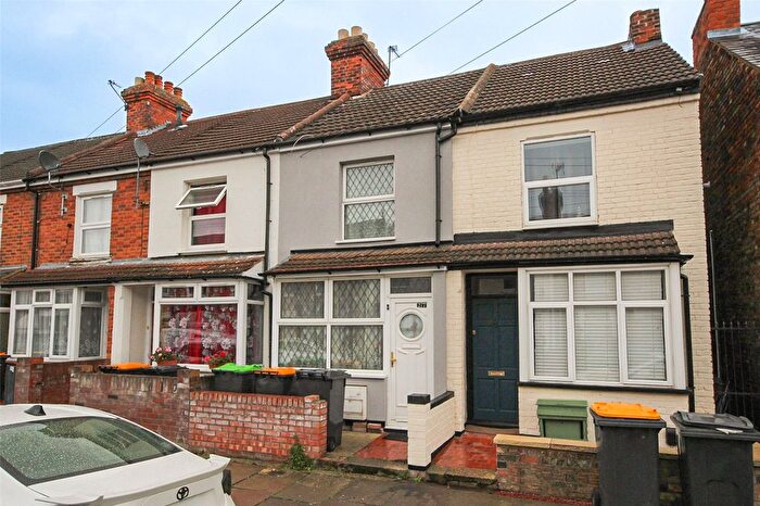 2 Bedroom Terraced House For Sale In Gratton Road, Bedford, Bedfordshire, MK40
