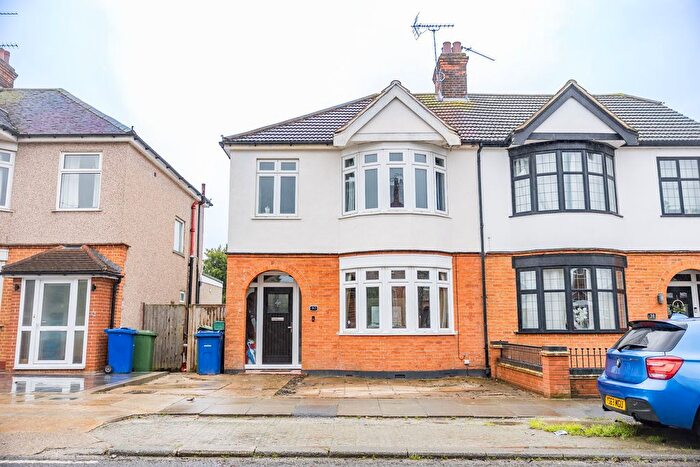 3 Bedroom Semi-Detached House For Sale In Lenmore Avenue, Grays, RM17