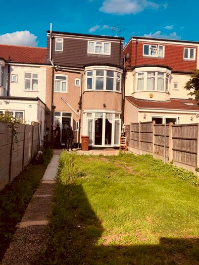 5 Bedroom Terraced House To Rent In Falmouth Gardens, Ilford, IG4