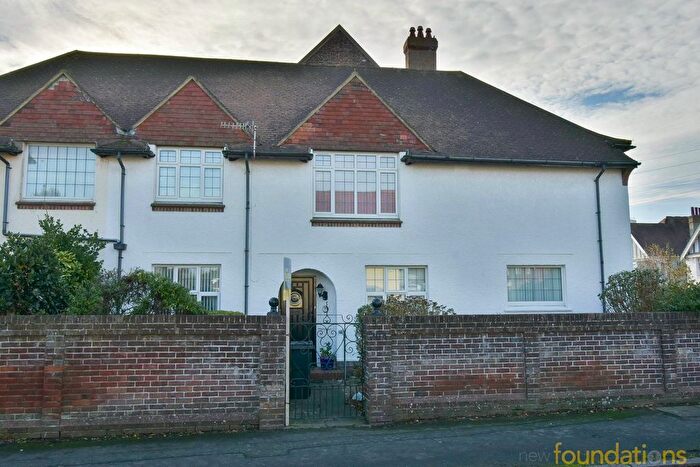 2 Bedroom Flat For Sale In Cantelupe Road, Bexhill-On-Sea, TN40
