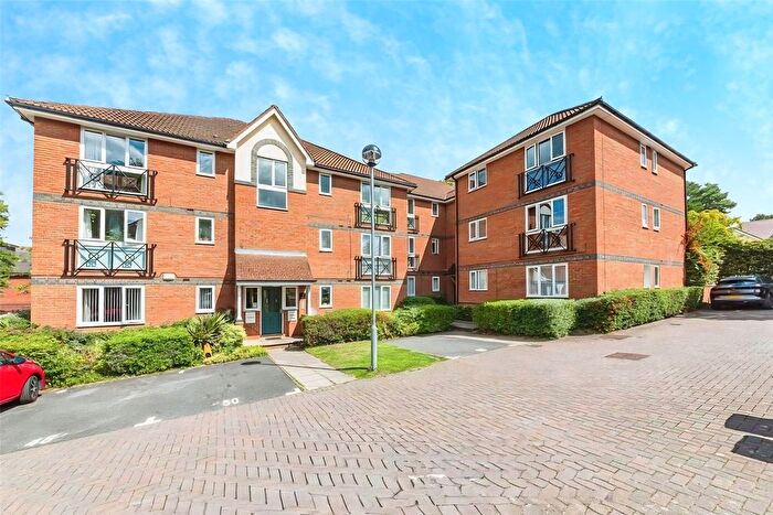 2 Bedroom Flat For Sale In Shaw Park, Crowthorne, Berkshire, RG45