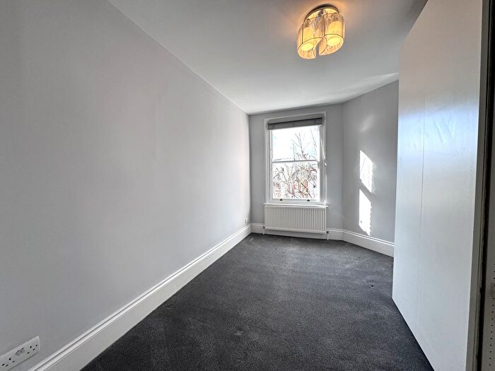 3 Bedroom Flat To Rent In Rostrevor Road, London, SW6