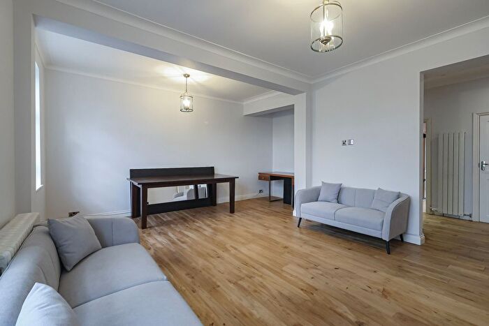 3 Bedroom Flat To Rent In Sussex Gardens, Hyde Park, W2