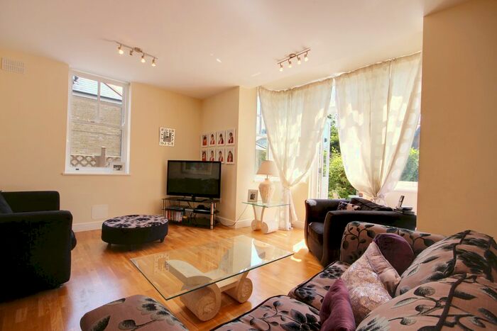 2 Bedroom Flat To Rent In Selborne Road, Southgate, N14