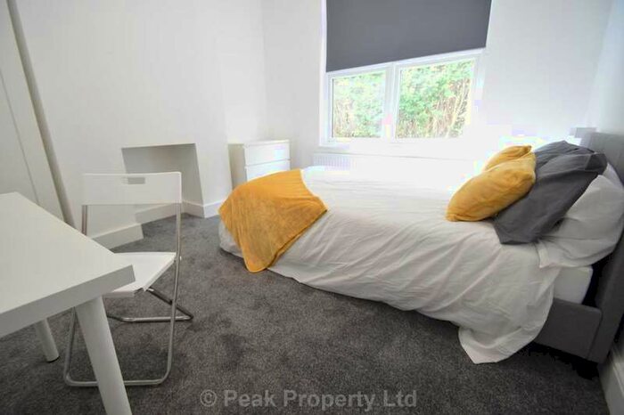 1 Bedroom House To Rent In 4 Rooms Available In This 5 Bedroom Student House Share - Room 1 - Napier Ave, Southend On Sea, SS1