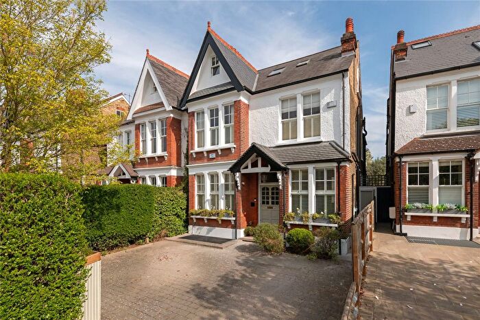 5 Bedroom Semi-Detached House For Sale In Rodenhurst Road, SW4