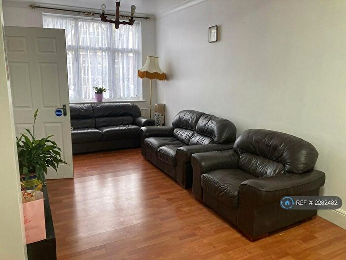 4 Bedroom Semi-Detached House To Rent In Redbridge, Redbridge, IG4