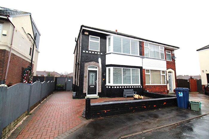 3 Bedroom Semi Detached House For Sale In Sandringham Avenue, Leyland, Lancashire, PR25