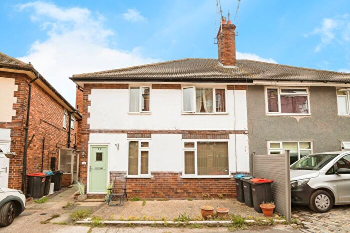 2 Bedroom Flat For Sale In Redland Close, Chester, CH4