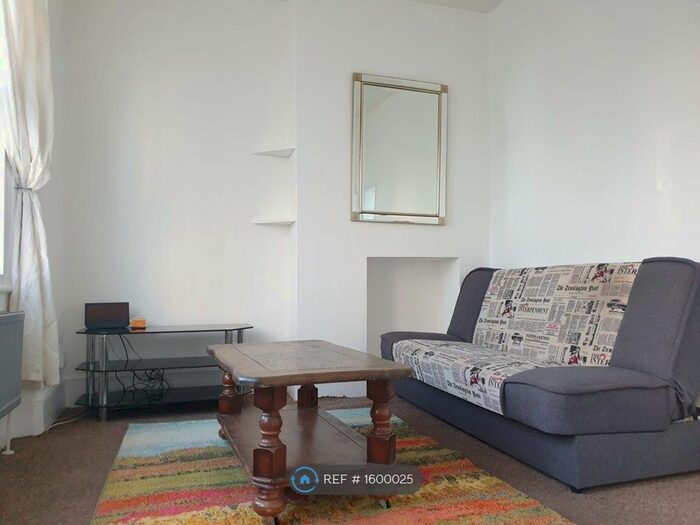 1 Bedroom Detached House To Rent In Penge Road, London, SE25