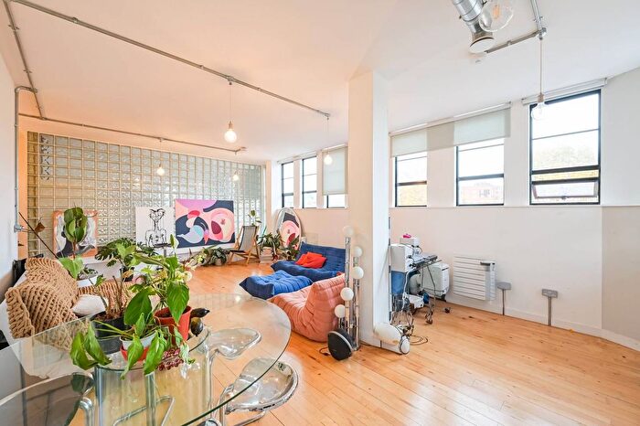 2 Bedroom Flat To Rent In Dehavilland Studios, Clapton, London, E5