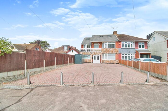 7 Bedroom Semi-Detached House For Sale In Lambs Lane South, Rainham, RM13