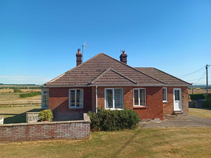 3 Bedroom Detached Bungalow To Rent In Four Winds, SP11