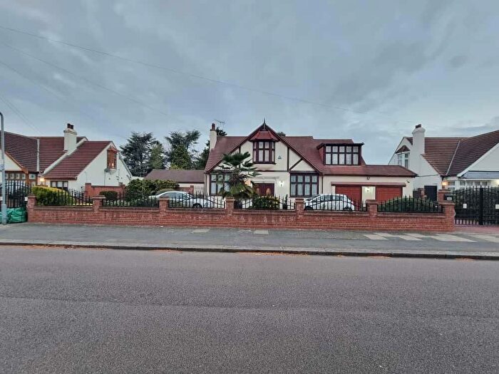 5 Bedroom Detached Bungalow For Sale In Parkway, Ilford, IG3