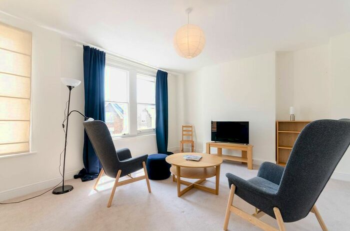2 Bedroom Flat To Rent In Rockmount Road, Crystal Palace, London, SE19