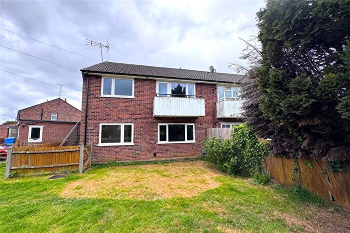 2 Bedroom Maisonette For Sale In Beta Road, Farnborough, Hampshire, GU14