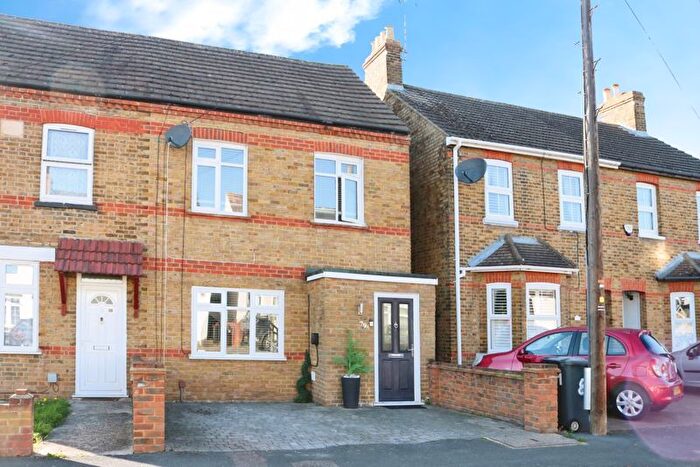 3 Bedroom Semi-detached House For Sale In Willoughby Road, Langley, SL3