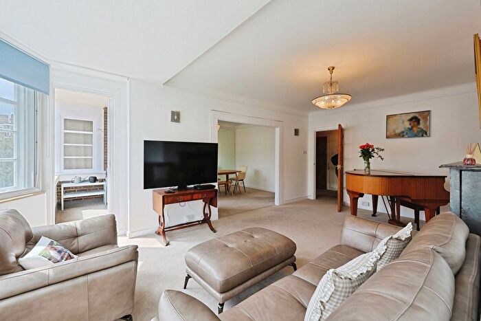 4 Bedroom Flat For Sale In Putney Heath, London, SW15