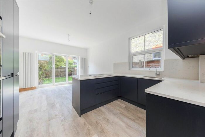 2 Bedroom Flat To Rent In Richmond Road, London, SW20