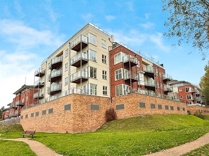 2 Bedroom Apartment For Sale In Kingfisher Close, Warwick, CV34