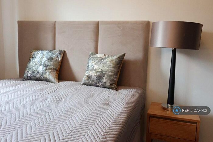 2 Bedroom Flat To Rent In Troon Close, London, SE16