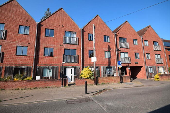 2 Bedroom Flat For Sale In Vicarage Hill, Alton, Hampshire, GU34