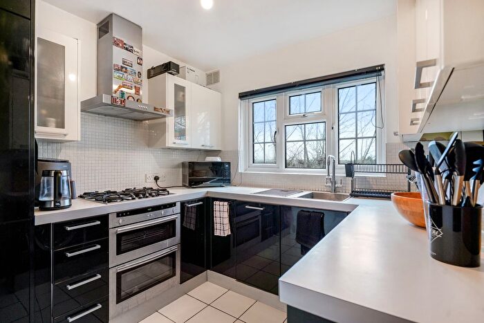 3 Bedroom Flat For Sale In High Road, Loughton, IG10