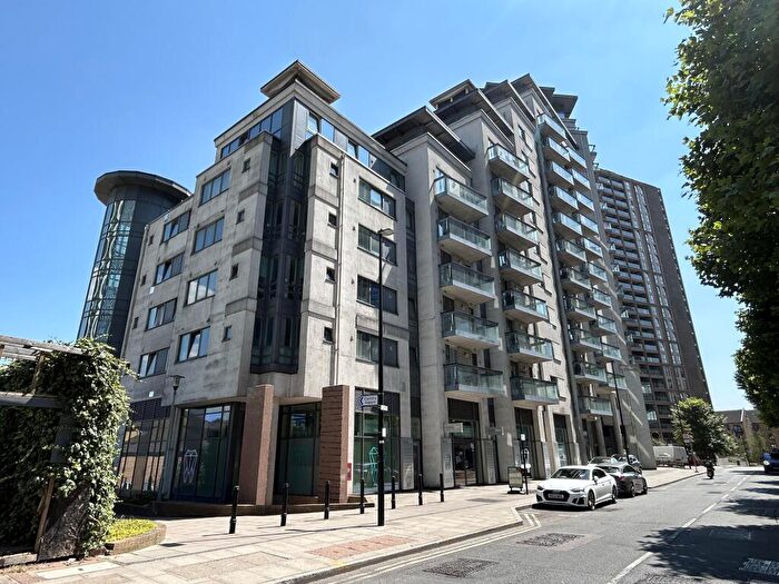 2 Bedroom Flat For Sale In Flat City Tower, Limeharbour, Isle Of Dogs, London, E14