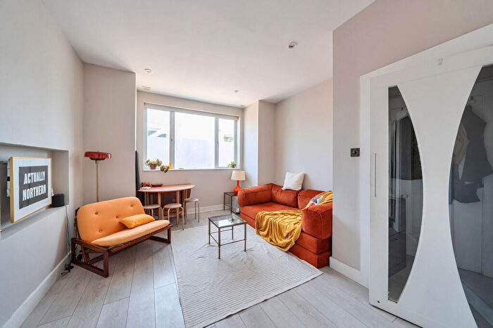 2 Bedroom Flat To Rent In Archway Road, Highgate, London, N6