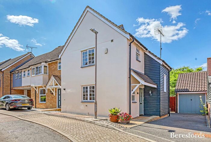 3 Bedroom Semi-detached House For Sale In Hare Bridge Crescent, Ingatestone, CM4