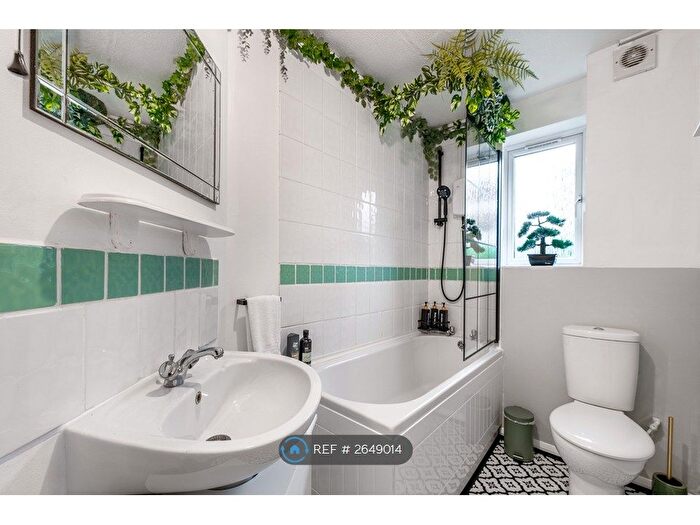 2 Bedroom Flat To Rent In Alphea Close, London, SW19