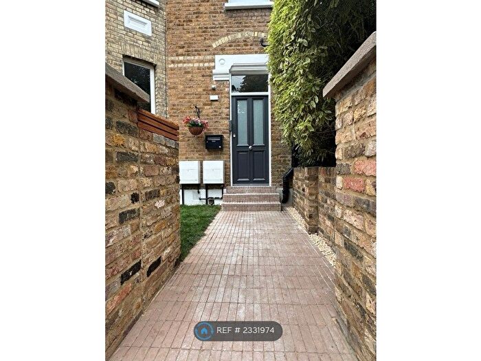 3 Bedroom Flat To Rent In Connaught Road, Teddington, TW11