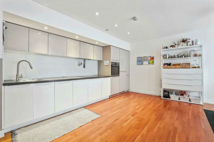 3 Bedroom Apartment To Rent In Bathurst Square, London, N15