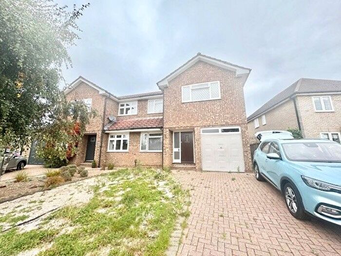 4 Bedroom Semi-Detached House To Rent In Swanbourne Drive, Hornchurch, RM12