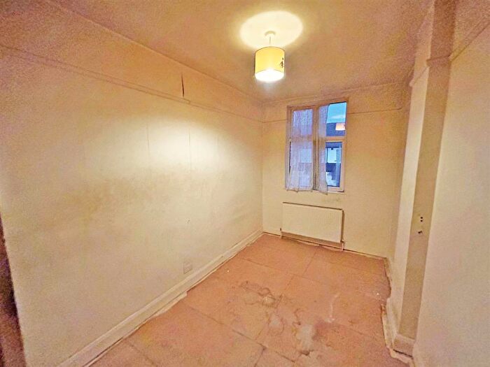 2 Bedroom Flat For Sale In Lower Addiscombe Road, Croydon, CR0