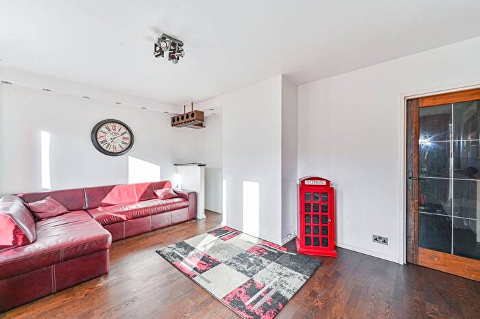 2 Bedroom Flat For Sale In Upton Road, Woolwich, London, SE18