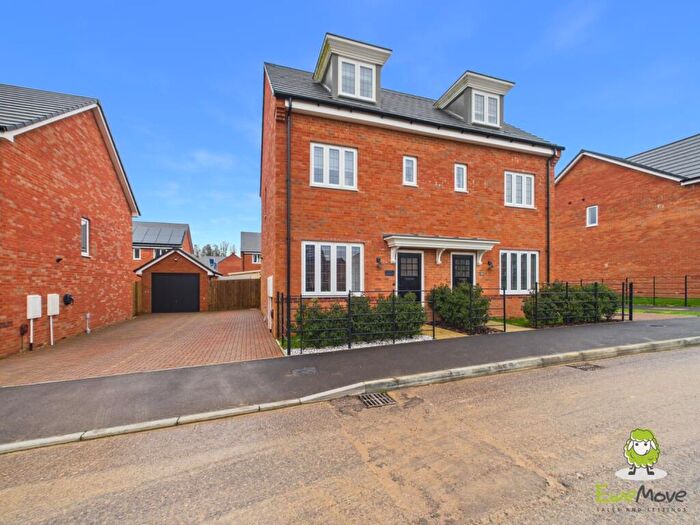 3 Bedroom Semi Detached House For Sale In Greenkeepers Avenue, Basingstoke, Hampshire, RG23