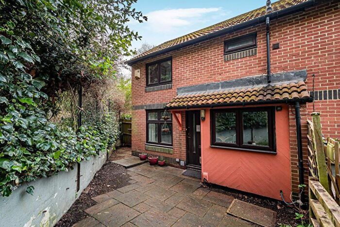 1 Bedroom Property To Rent In Grovelands Close, London, SE5