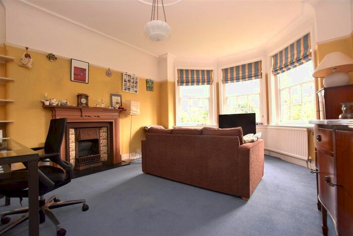 2 Bedroom Flat To Rent In The Drive, London, N3