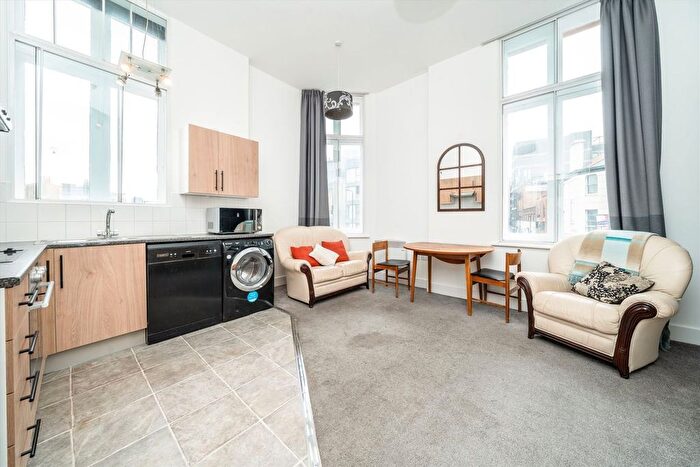 3 Bedroom Flat To Rent In Commercial Road, Whitechapel, E1