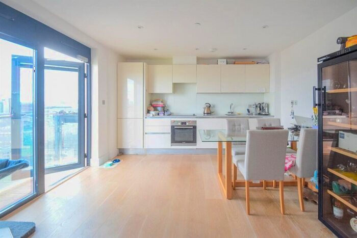 1 Bedroom Apartment To Rent In Bedroom Top Floor Apartment In London, E14