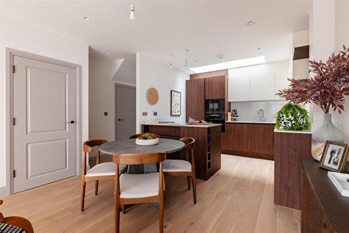 4 Bedroom Terraced House For Sale In Rosewood Close, South Woodford, E18