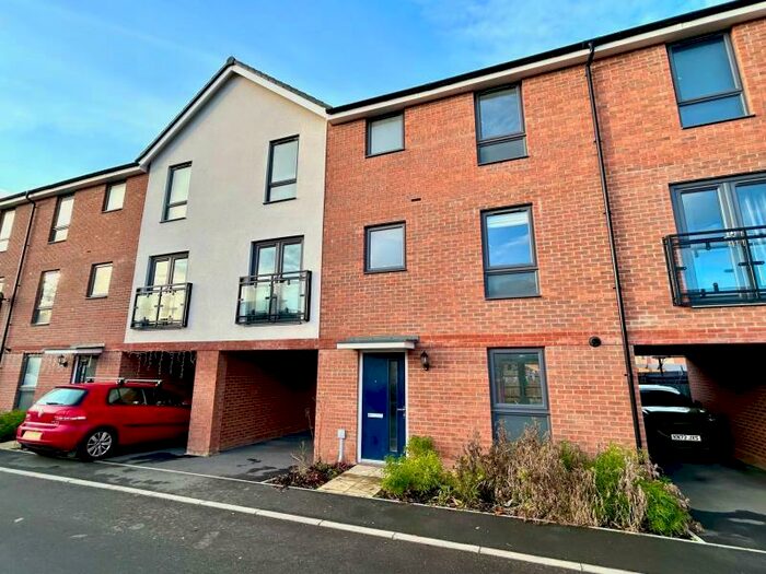 5 Bedroom Town House To Rent In Brosse Crescent, Glebe Farm, MK17