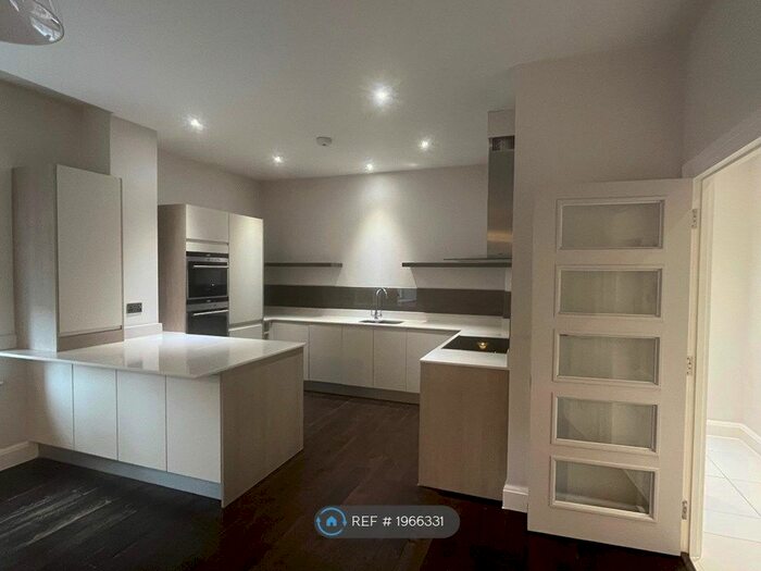 2 Bedroom Flat To Rent In Old Post Office House, Harpenden, AL5